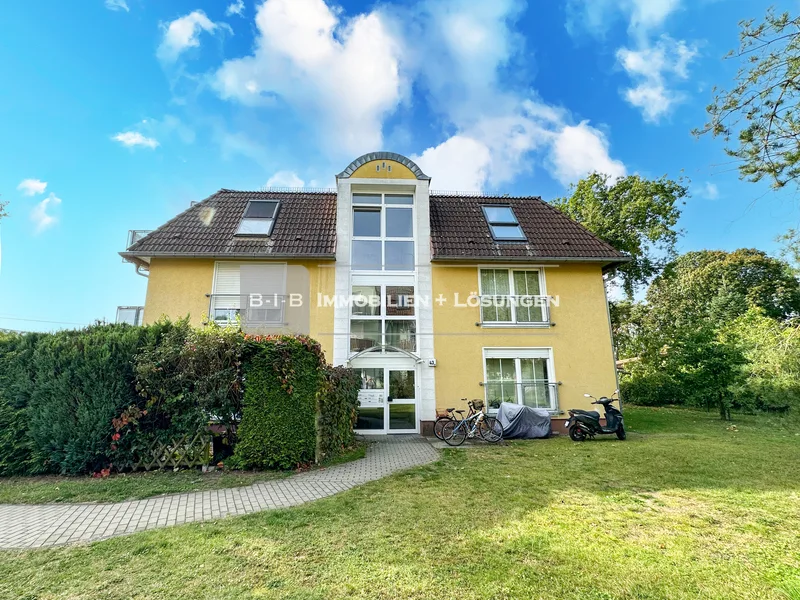 Hausansicht - Zinshaus/Renditeobjekt kaufen in Petershagen - kleine Kapitalanlage 1 Zi. Apartment mit Balkon und Stellplatz