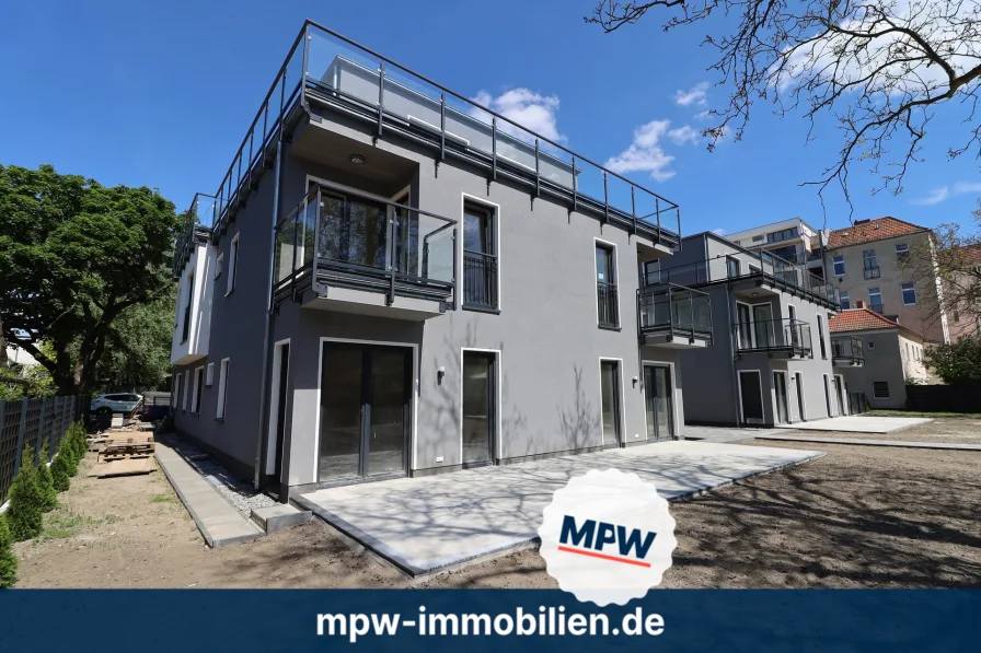 Hausansicht - Wohnung kaufen in Berlin - Ebenerdig mit Tiefgarage