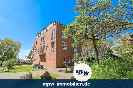 Hausansicht - Büro/Praxis kaufen in Berlin - Solide Kapitalanlage in erster Reihe am Wasser in Köpenick