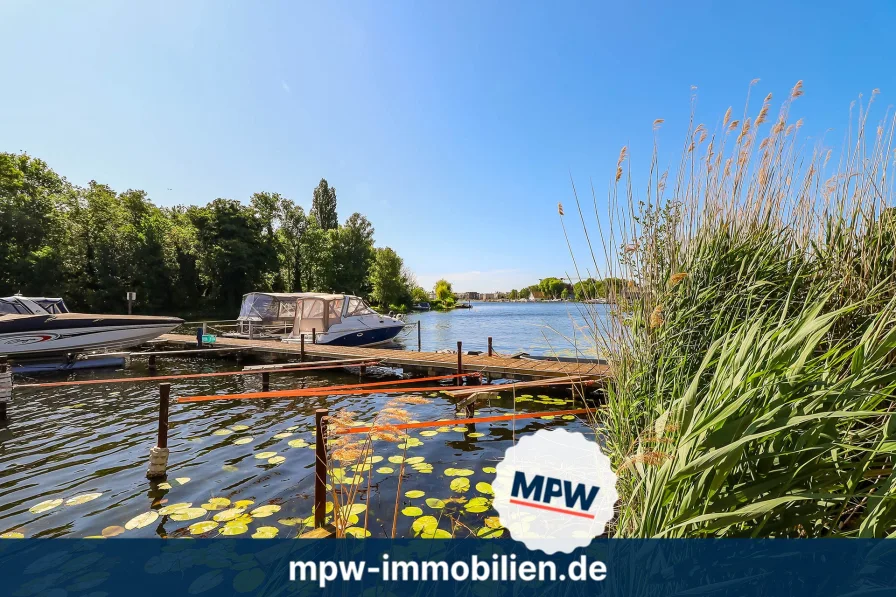 Großer Steg - Haus kaufen in Berlin - Exklusives Wassergrundstück in Köpenick: Traumhaus mit zwei Bootsstegen an der Dahme!