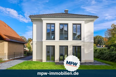 Hausrückansicht - Haus kaufen in Berlin - Exquisite Villa in Berlin Adlershof: Ein luxuriöses Refugium