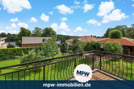 Blick vom Balkon - Haus kaufen in Berlin - Erdwärme-Villa am See: Wertigkeit bis ins Detail