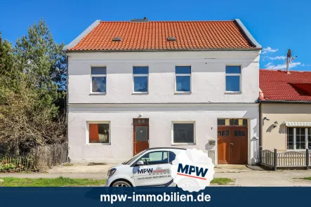 Hausansicht - Haus kaufen in Rüdersdorf bei Berlin - Mehrgenerationshaus oder Investitionsprojekt mit 4-Wohneinheiten