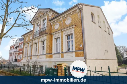 Hausansicht - Zinshaus/Renditeobjekt kaufen in Berlin - Grünaus verborgener Schatz: Charmantes Altbaujuwel in 2. Reihe zum Wasser