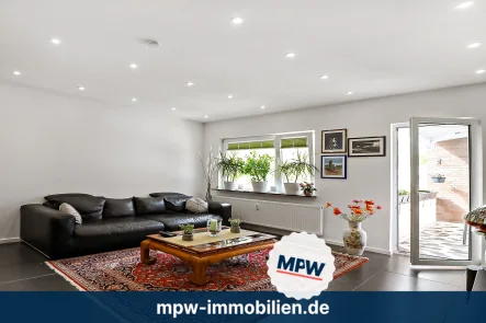 Wohnzimmer - Wohnung kaufen in Berlin - Komfort und Stil: Modernisierte Traumwohnung mit Süd-Balkon