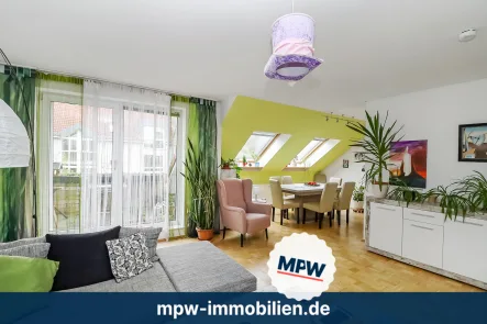 Wohn- und Essbereich  - Wohnung kaufen in Berlin - Lichtdurchflutete Oase: Vermietete Dachgeschossperle ohne Parkplatzsuche