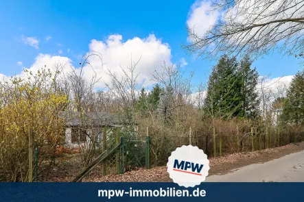 Blick auf das Grundstück  - Grundstück kaufen in Berlin - Dornröschenschlaf: Verwunschenes Grundstück in Köpenick wartet auf seinen Prinzen