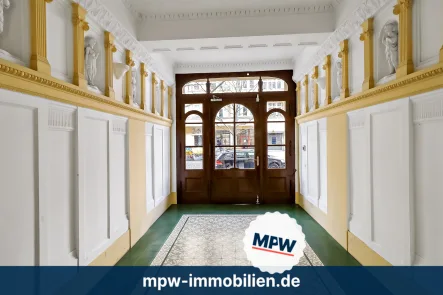 Hauseingang - Wohnung kaufen in Berlin - Urbanes Flair im Bötzowviertel: Vermietetes Balkonidyll
