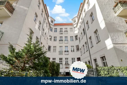Hausansicht - Wohnung kaufen in Berlin - Einladend und praktisch: bezugsfreie Wohnung in Adlershof!
