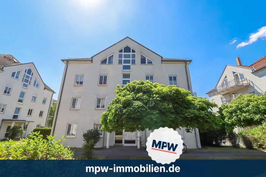 Hausansicht - Wohnung kaufen in Berlin - Anleger-Glück! Terrasse & Tiefgaragenstellplatz