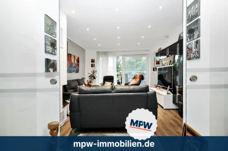 Blick in das Wohnzimmer  - Wohnung mieten in Berlin - Maisonette-Wohnung mit Sauna und großer Terrasse!