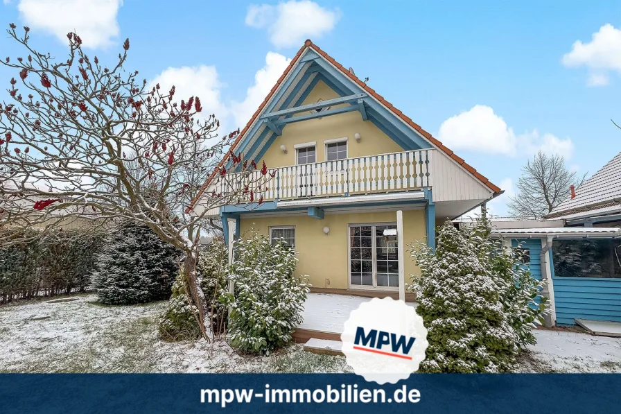 Hausansicht - Haus kaufen in Woltersdorf - Wohnen mit Freiluftgenuss: Balkon, Terrasse und pflegeleichter Garten