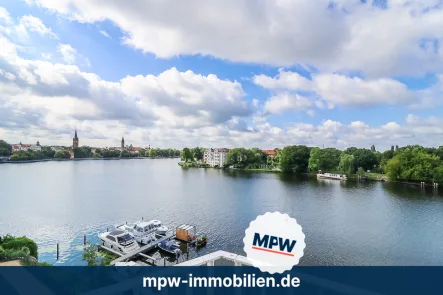 Überblick auf den Balkon - Wohnung mieten in Berlin - Hochwertige Wohnung mit erstklassigem Mobiliar und traumhaftem Balkonblick auf die Spree