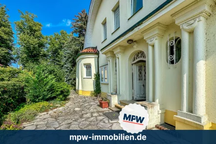 Hausansicht - Haus kaufen in Berlin - Herrschaftliches Anwesen mit Modernisierungsbedarf - umgeben von Wasser