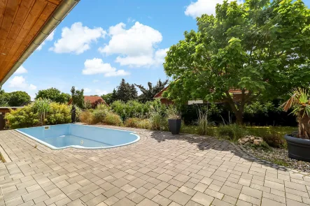 Terrasse - Haus kaufen in Fredersdorf-Vogelsdorf - Komfortabler Bungalow mit weitläufigem Garten und Pool