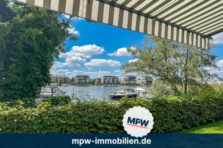 Aussicht Terrasse  - Wohnung kaufen in Berlin - Absolutes Highlight! Wohnung in 1. Reihe am Wasser mit Bootsliegeplatz