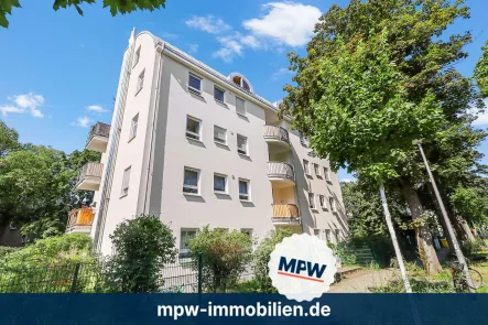 Hausansicht - Wohnung kaufen in Berlin - Investmentglanzstück über den Dächern: Stilvolle Galerie-Wohnung mit Balkon