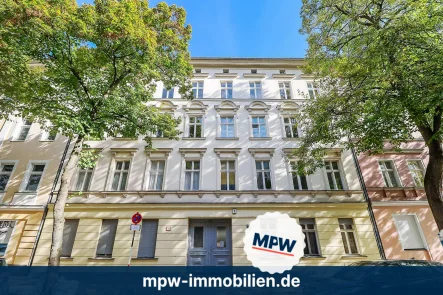 Hausansicht - Wohnung kaufen in Berlin - Ihr neues Projekt: 80 m² Altbauwohnung mit großzügigen Räumen & Stuckdetails