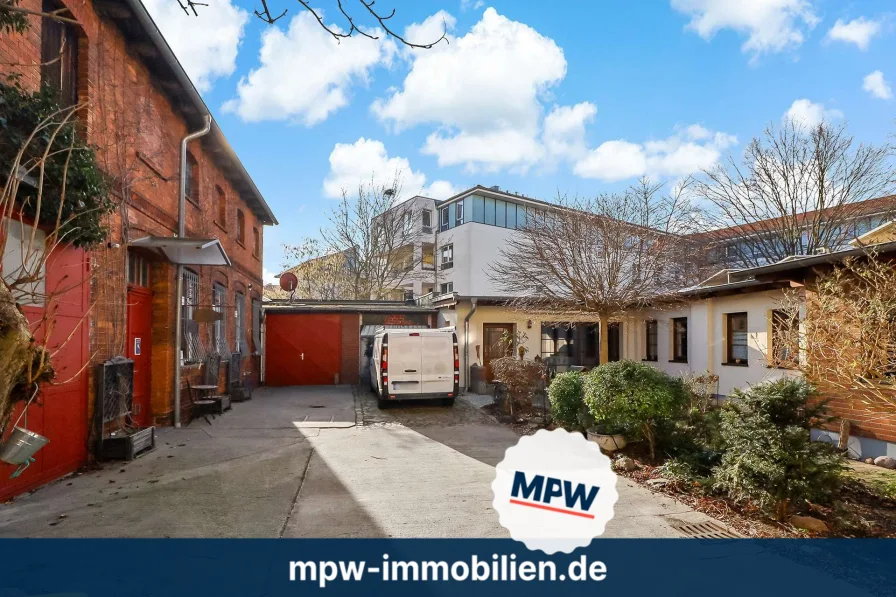 Einfahrt  - Haus kaufen in Berlin - Modernes Wohnen im Bungalowstil kombiniert mit Büro & Werkstatt in eigener Remise