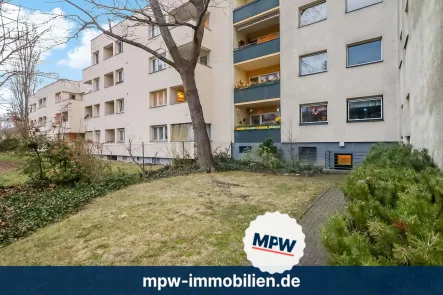 Hausansicht - Wohnung kaufen in Berlin - Kapitalanlage mit Zukunft: tolle Lage, Balkon, Fahrstuhl & Langfristig vermietet