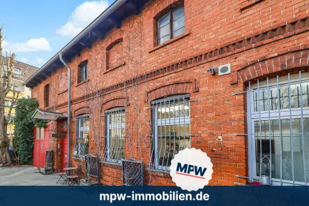 Hausansicht - Zinshaus/Renditeobjekt kaufen in Berlin - Modernes Wohnen im Bungalowstil kombiniert mit Büro & Werkstatt in eigener Remise