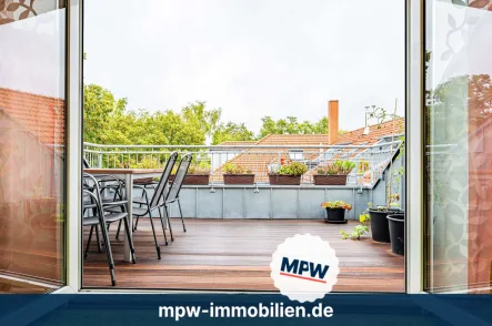 Terrasse  - Wohnung kaufen in Berlin - Dachterrasse mit Grünblick: Zentrale Lage von Köpenick