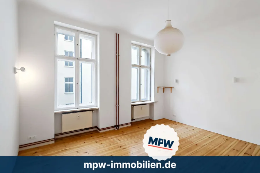 Wohnzimmer - Wohnung kaufen in Berlin - Bezugsfreie Wohnung im Kiez: mit Balkon, Dielenboden und Aufzug