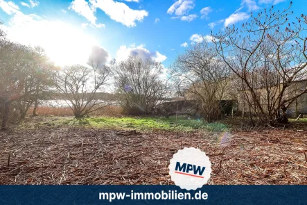 hinteres Grundstücksteil  - Haus kaufen in Grünheide (Mark) - Sanierungsobjekt mit Seeblick: Perfekt für Natur- & Pferdeliebhaber