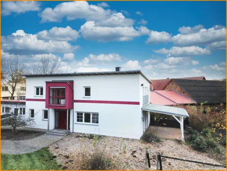 Hausansicht - Haus kaufen in Treuenbrietzen - Exklusive Wasserlage - modernste Energieeffizienz direkt am See!