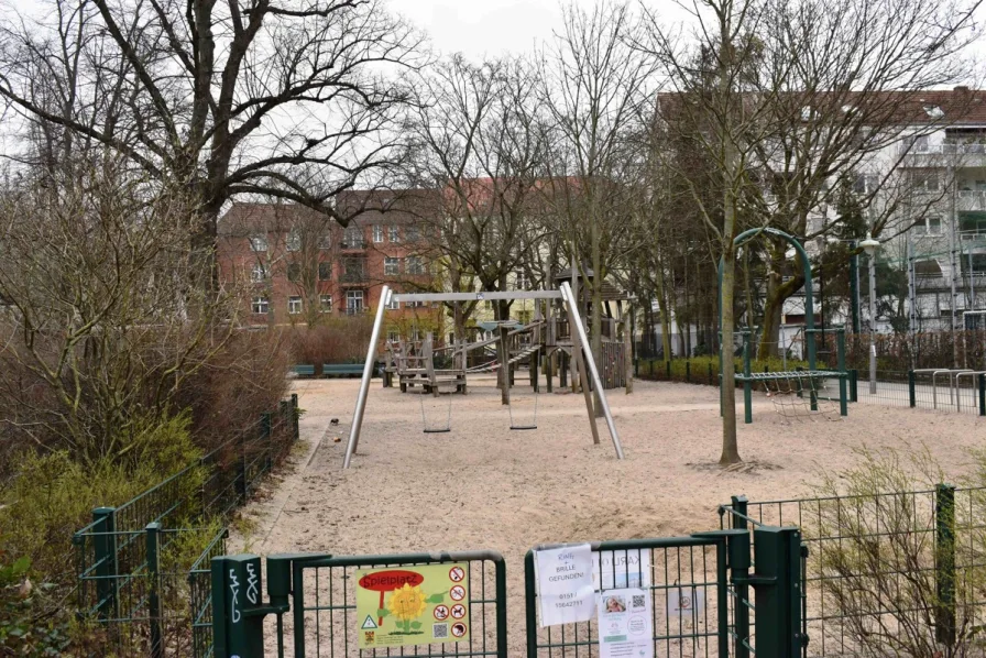 Spielplatz + Kita in 1. Min.