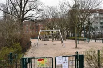 Spielplatz + Kita in 1. Min.