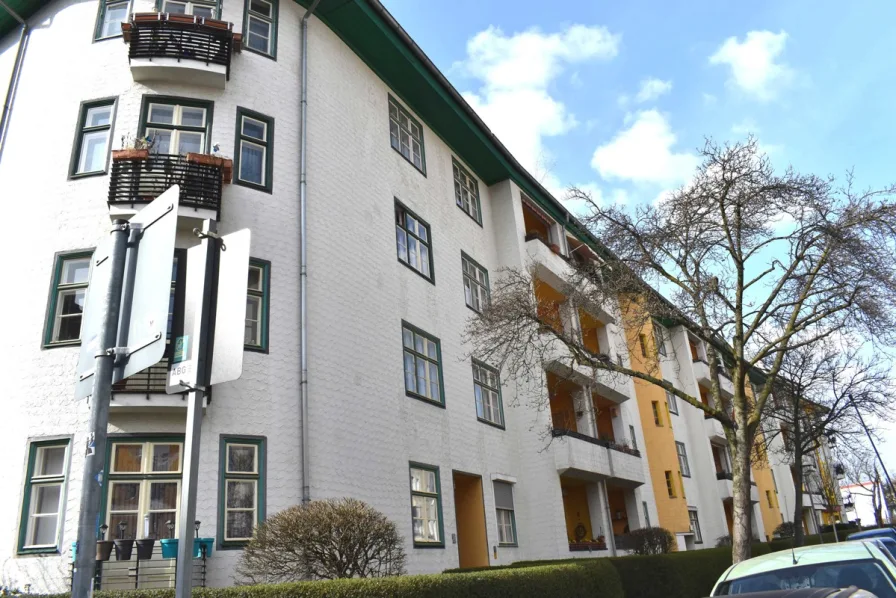 Hausansicht - Wohnung kaufen in Berlin - Lauenburger Straße 32, Gepfl. AB-Whg. - Lauenburger Pl., vermietet, guter Kiez, gr. Innenhof,Fassade Denkmal!