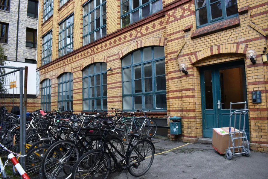 Zugang - Büro/Praxis mieten in Berlin - SO36 - Schlesische Str. - sehr beliebte Lage - saniert und bezugsfrei im hellen, ruhigen Fabrikhof