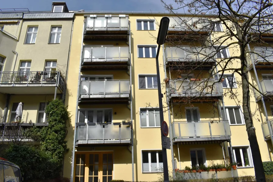 Hausansicht - Wohnung kaufen in Berlin - Beliebte Lage nahe Perelsplatz! Vermietet: Schöne Whg., BK mit Südsonne,