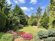 Blick von der Terrasse in den Garten