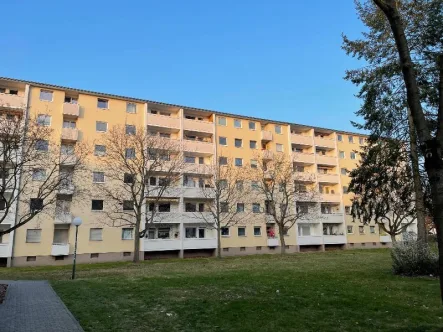 Rückansicht mit Balkon - Wohnung kaufen in Berlin - 2-Zimmer-Wohnung in Berlin, Fahrstuhl und Balkon.