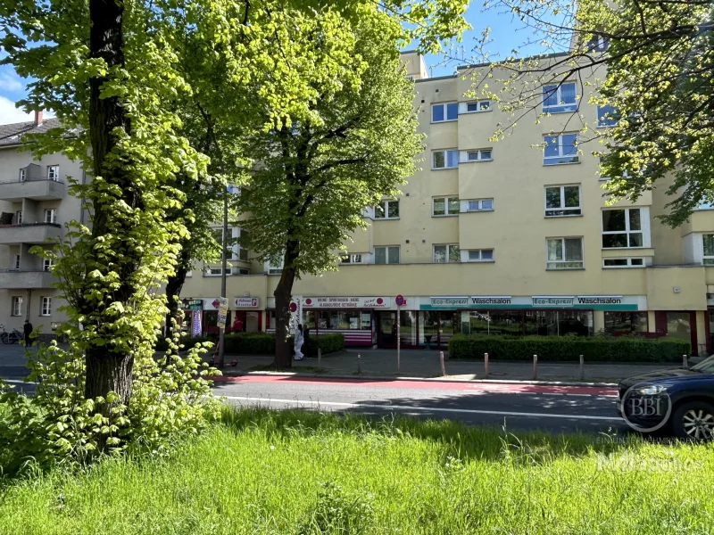 Straßenfront - Laden/Einzelhandel mieten in Berlin - BESTE SCHÖNEBERGER GESCHÄFTSLAGE: LADENEINHEIT MIT KELLER UND 12 STELLPLÄTZEN ZUR MIETE