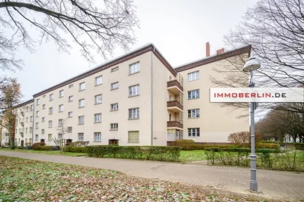 1671444539-02.jpg - Wohnung kaufen in Berlin - IMMOBERLIN.DE - Stilvoll saniert! Vermietete Altbauwohnung mit Balkon in gefragter Lage