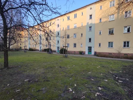 Hausansicht - Wohnung kaufen in Berlin - Gemütliche Zwei-Zimmer-Wohnung in der Nähe der S+U-Bahnstation Jungfernheide 