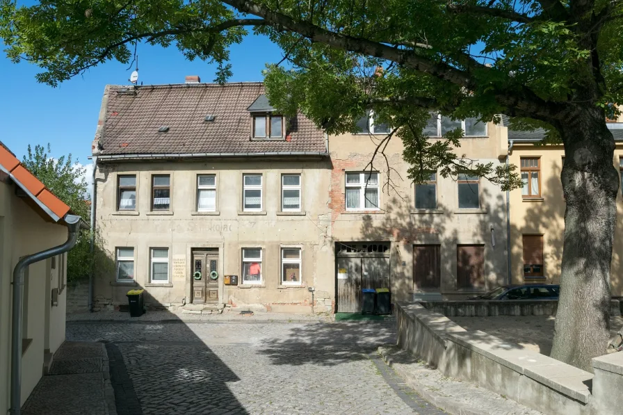 Wohnhaus mit Hofdurchfahrt und Nebengelass 