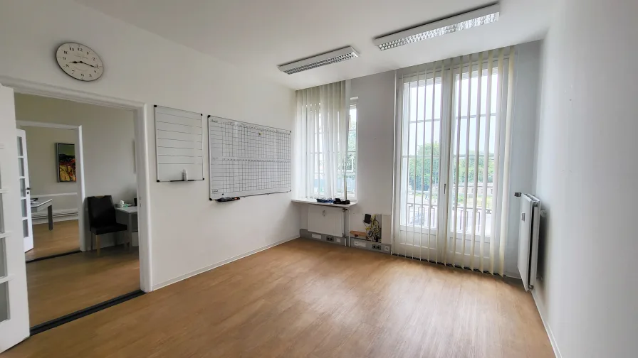 Raumansicht Blick zum Fenster und Tür - Büro/Praxis mieten in Falkensee - Lichtdurchflutetes Büro/ Untermiete im Zentrum