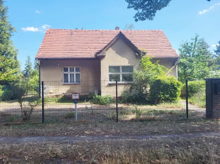 Haus vorne - Haus kaufen in Falkensee - Teilbares Grundstück mit Handwerkerhaus für 2 EFH/2 MFH