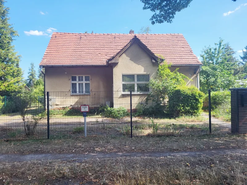 Haus vorne - Haus kaufen in Falkensee - Wunderbares Grundstück mit Handwerkerhaus