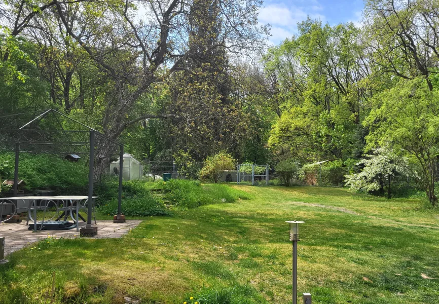 Ausblick in den Garten mit Sitzecke