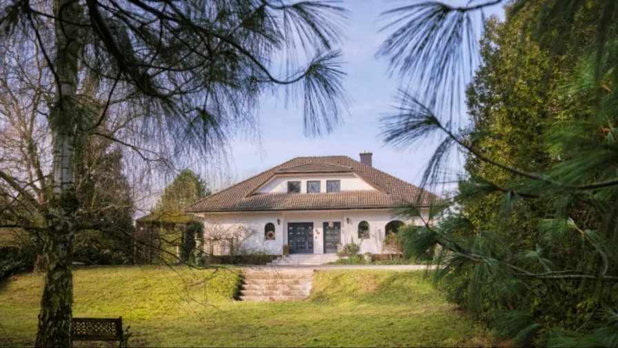 gerade Frontansicht im Winter - Haus kaufen in Schönwalde - Traumvilla im Paradies für Natur- und Tierfreunde