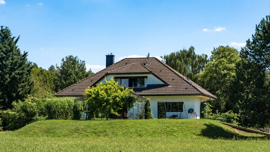 Gartenansicht mit weinberankter Pergola