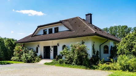 Vorfahrt mit Eingang im Sommer - Haus kaufen in Schönwalde - Traumvilla im Paradies für Natur- und Tierfreunde