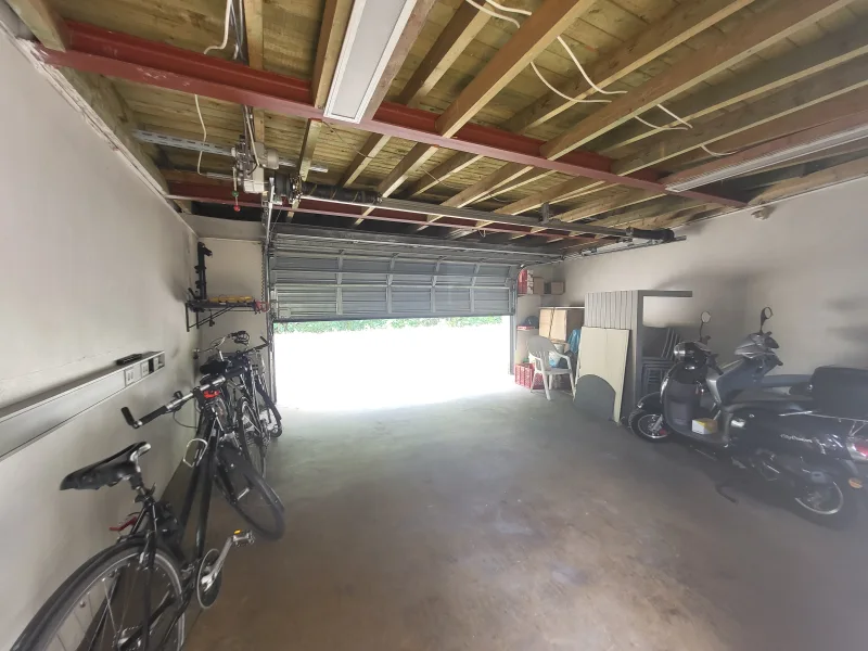 große Garage innen