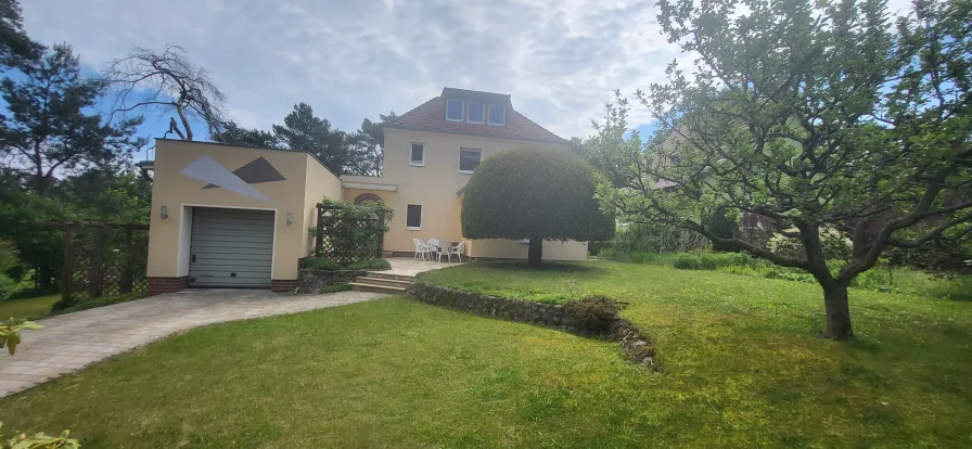 Hausansicht mit Garten und Garage