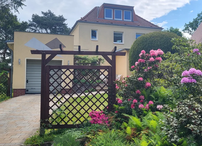 Haus mit Garagenzufahrt - Haus kaufen in Potsdam - Wunderbares Domizil am Glienicker See